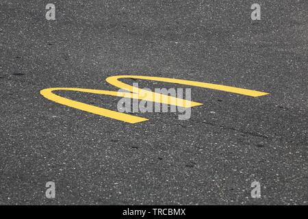 Vejle, Dänemark - 21 April, 2018: Mc Donald's Logo auf einer Straße. McDonald's ist der weltweit größte Kette von Hamburger Fast-Food-Restaurants Stockfoto