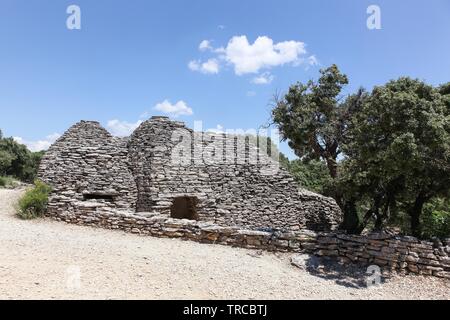 Steinhütten in der Bories Dorf in der Nähe von Gordes in der Provence, Frankreich Stockfoto