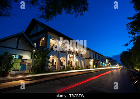 Äußere des 3 Nagas Restaurant in Luang Prabang, einer Stadt mit Weltkulturerbe Status für seine koloniale Architektur, in Laos. Stockfoto