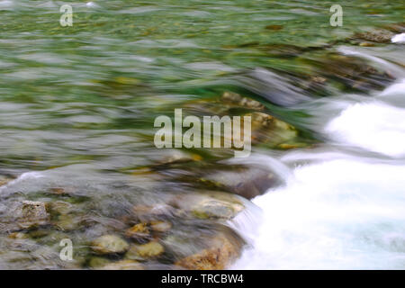 Schöne schnelle reine Gletscherfluss mit Steinen in Norwegen Stockfoto