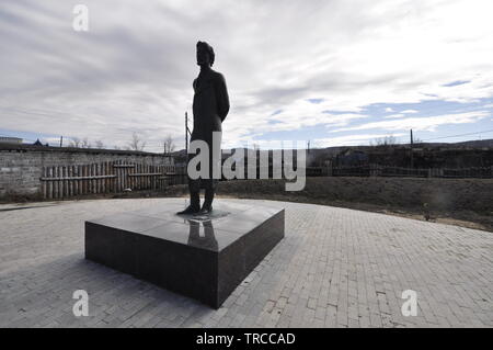 Anton Tschechow statue gegenüber dem Tschechow Museum auf Tschechow Street, Aleksandrovsk-Sakhalinskiy, Sakhalin Insel Остров Сахалин Russland Stockfoto