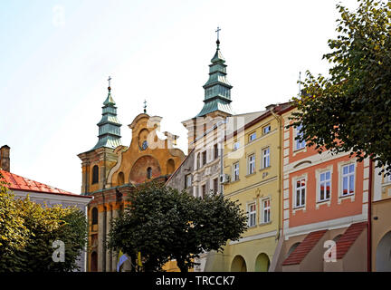 Marktplatz und Kirche St. Maria Magdalena mit Franziskanerkloster in Przemysl. Polen Stockfoto