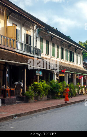 Eine Straßenszene mit in der französischen Kolonialzeit erbauten Ladenhäusern im Zentrum von Luang Prabang, einer Stadt, die für ihre einzigartige Architektur zum Weltkulturerbe zählt. Stockfoto