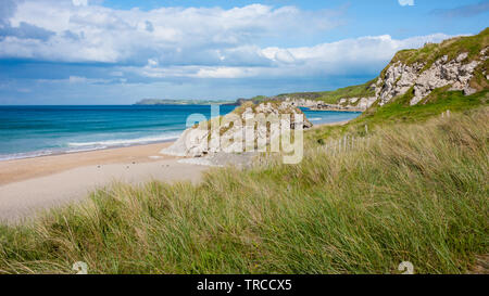 Die Scenic White Rocks Beach entlang der Causeway Coast, County Antrim, Nordirland Stockfoto
