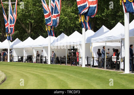 London, Großbritannien. 3. Juni 2019. Medien aus der ganzen Welt warten, bis Präsident Trump und seine Frau Melania am Buckingham Palace mit dem Hubschrauber, Marine One, wurden sie von Prinz Charles dann die Königin zu Beginn seiner offiziellen Staatsbesuch in Großbritannien empfangen. War auch eine 21-gun Salute in seiner Ehre durchgeführt. Credit: Keith Larby/Alamy leben Nachrichten Stockfoto