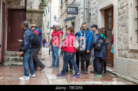 Montenegro, 30. April 2019: Street Scene mit Touristen und Einheimischen in der Altstadt von Kotor Stockfoto