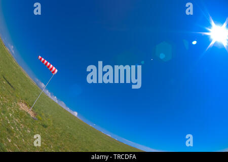 Windsack am Flughafen Zeigt Windrichtung, von FISHEYE fotografiert. Stockfoto