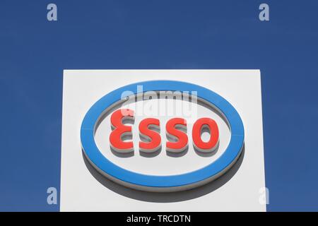 Lyon, Frankreich - 25. September 2015: Esso Logo auf einer Tankstelle ESSO ist ein internationaler Handel Name für ExxonMobil Stockfoto