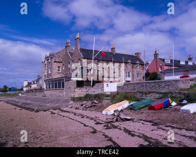 In der schönen Findhorn Bay von Moray die eco-Dorf Findhorn hat einen herrlichen Strand einen schönen Hafen und eine kleine Heritage Centre Stockfoto