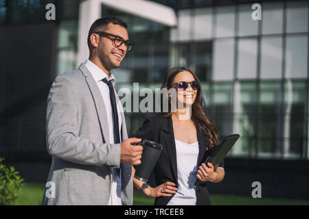 Die Kollegen in der Pause vor dem Firmengebäude. Stockfoto