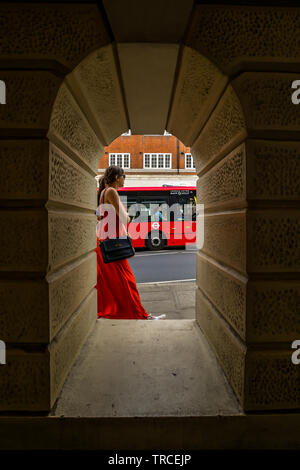 6/1-eine Frau in Rot, und eine London Bus - Richmond - London, Großbritannien Stockfoto