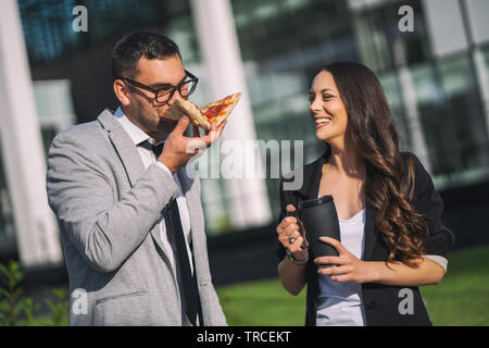 Die Kollegen in der Mittagspause vor dem Firmengebäude. Stockfoto