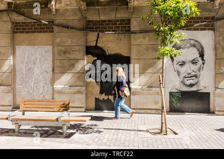 Frau geht durch die Straßen des Malagaer Soho-Kunstviertels. Malaga Andalusien, Spanien. Stockfoto