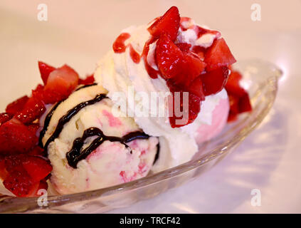 Strawberry cheesecake Eisbecher mit frischen Beeren und Sahne Stockfoto