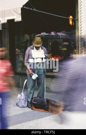 Blinden Bettler, MIT HUND, außerhalb von SAX FIFTH AVENUE, NEW YORK, USA Stockfoto