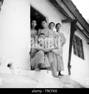 Novizen sitzen vor einem Tempel in Luang Prabang. War die Stadt königliche Hauptstadt bis 1975 und World Heritage ist bekannt für seine Tempel aufgeführt. Laos PDR. Stockfoto