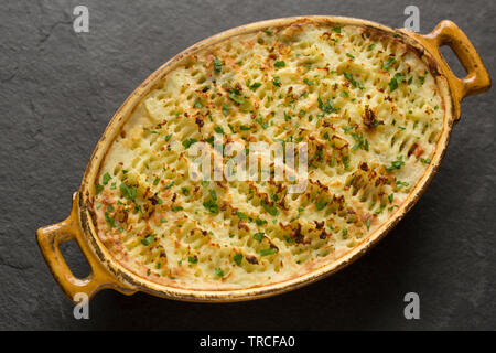 Ein hausgemachtes Fisch Kuchen mit Zutaten wie ermäßigte Bücklinge aus einem Supermarkt, einer Seelachsfilet, billig, gefrorenes Gemüse und ermäßigte Kartoffelpüree Stockfoto