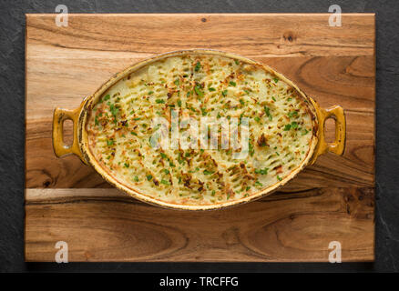 Ein hausgemachtes Fisch Kuchen mit Zutaten wie ermäßigte Bücklinge aus einem Supermarkt, einer Seelachsfilet, billig, gefrorenes Gemüse und ermäßigte Kartoffelpüree Stockfoto