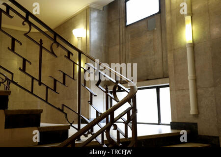 Die Haupttreppe des ehemaligen Hornsey Rathaus, London, von Reginald Uren im modernistischen Stil entworfen und 1935 eröffnet. Stockfoto