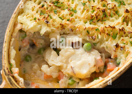 Ein hausgemachtes Fisch Kuchen mit Zutaten wie ermäßigte Bücklinge aus einem Supermarkt, einer Seelachsfilet, billig, gefrorenes Gemüse und ermäßigte Kartoffelpüree Stockfoto