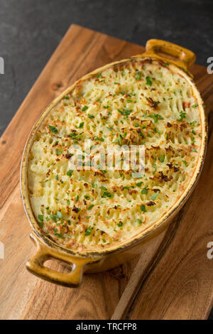 Ein hausgemachtes Fisch Kuchen mit Zutaten wie ermäßigte Bücklinge aus einem Supermarkt, einer Seelachsfilet, billig, gefrorenes Gemüse und ermäßigte Kartoffelpüree Stockfoto