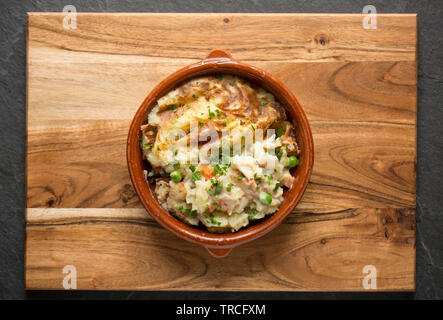 Ein hausgemachtes Fisch Kuchen mit Zutaten wie ermäßigte Bücklinge aus einem Supermarkt, einer Seelachsfilet, billig, gefrorenes Gemüse und ermäßigte Kartoffelpüree Stockfoto