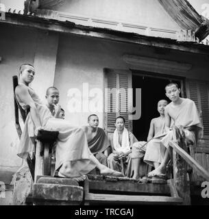 Novizen sitzen vor einem Tempel in Luang Prabang. War die Stadt königliche Hauptstadt bis 1975 und World Heritage ist bekannt für seine Tempel aufgeführt. Laos PDR. Stockfoto