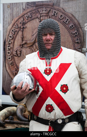 Reenactor gekleidet, wie KIng Robert the Bruce im Helensburgh und Lomond Highland Games, Argyll, Schottland Stockfoto