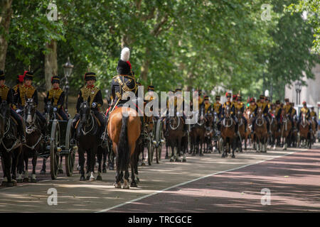 Constitution Hill, London, UK. 3. Juni 2019. Nach dem 82 Gewehren in den grünen Park des Königs Troop Royal Horse artillery Warteschlange in Constitution Hill, bei ihrer Rückkehr in die Kaserne schleppen Kanonen. Credit: Malcolm Park/Alamy Leben Nachrichten. Stockfoto