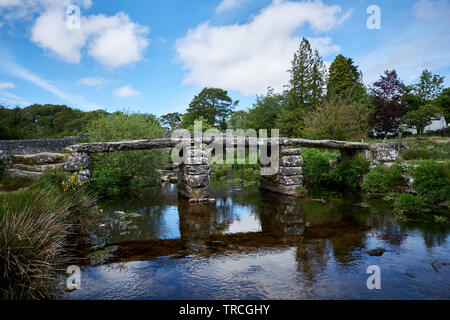 Das 14. Jahrhundert Stein Clapper Bridge bei Postbridge in Dartmoor, Devon. Großbritannien Stockfoto