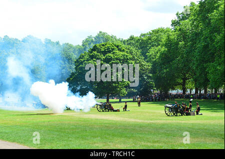 London, Großbritannien. 3 thJune, 2019. Doppelzimmer mit Gewehren. Der King's Troop, Royal Horse artillery Fire 82 Zeit im Green Park, London Credit: Quan Van/Alamy Live Neue Stockfoto