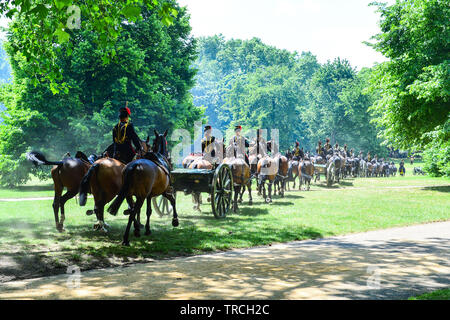 London, Großbritannien. 3 thJune, 2019. Doppelzimmer mit Gewehren. Der King's Troop, Royal Horse artillery Fire 82 Zeit im Green Park, London Credit: Quan Van/Alamy Live Neue Stockfoto