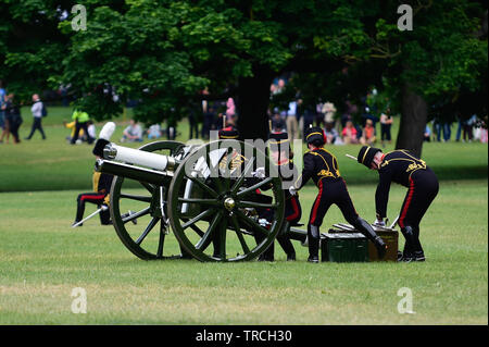 London, Großbritannien. 3 thJune, 2019. Doppelzimmer mit Gewehren. Der King's Troop, Royal Horse artillery Fire 82 Zeit im Green Park, London Credit: Quan Van/Alamy Live Neue Stockfoto