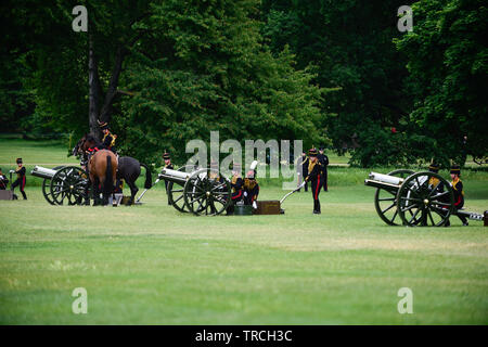 London, Großbritannien. 3 thJune, 2019. Doppelzimmer mit Gewehren. Der King's Troop, Royal Horse artillery Fire 82 Zeit im Green Park, London Credit: Quan Van/Alamy Live Neue Stockfoto