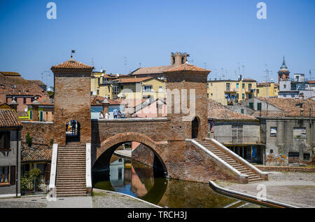 Comacchio, Emilia Romagna, Italien - 2. Juni 2019: Die Menschen besuchen Trepponti. Das Fischerdorf liegt in einer Lagune, die von Feuchtgebieten umgeben und ist b Stockfoto