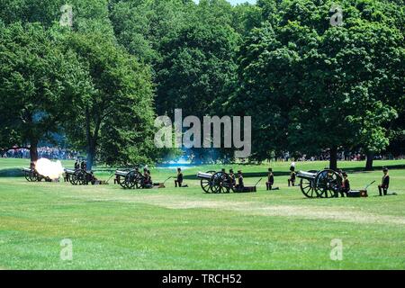 London, Großbritannien. 3 thJune, 2019. Doppelzimmer mit Gewehren. Der King's Troop, Royal Horse artillery Fire 82 Zeit im Green Park, London Credit: Quan Van/Alamy Live Neue Stockfoto