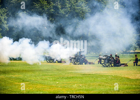 London, Großbritannien. 3 thJune, 2019. Doppelzimmer mit Gewehren. Der King's Troop, Royal Horse artillery Fire 82 Zeit im Green Park, London Credit: Quan Van/Alamy Live Neue Stockfoto