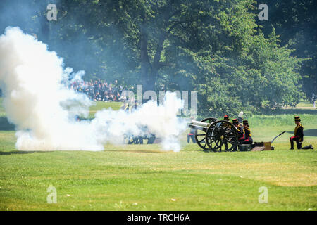 London, Großbritannien. 3 thJune, 2019. Doppelzimmer mit Gewehren. Der King's Troop, Royal Horse artillery Fire 82 Zeit im Green Park, London Credit: Quan Van/Alamy Live Neue Stockfoto