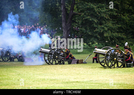 London, Großbritannien. 3 thJune, 2019. Doppelzimmer mit Gewehren. Der King's Troop, Royal Horse artillery Fire 82 Zeit im Green Park, London Credit: Quan Van/Alamy Live Neue Stockfoto