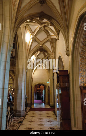 Lobby und Decke in De Haar Schloss Flur, eine reich verzierte gotische Gebäude in der Nähe der Stadt Utrecht in den Niederlanden. Stockfoto