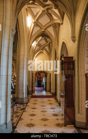 Lobby und Decke in De Haar Schloss Flur, eine reich verzierte gotische Gebäude in der Nähe der Stadt Utrecht in den Niederlanden. Stockfoto