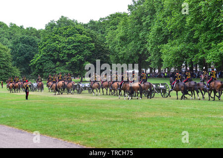 London, Großbritannien. 3 thJune, 2019. Doppelzimmer mit Gewehren. Der King's Troop, Royal Horse artillery Fire 82 Zeit im Green Park, London Credit: Quan Van/Alamy Live Neue Stockfoto