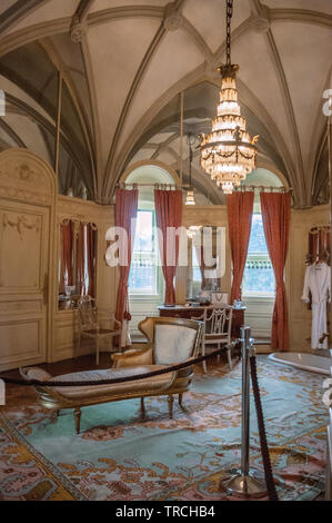 Möbel in luxuriösen De Haar Schloss Badezimmer, eine reich verzierte gotische Gebäude in der Nähe der Stadt Utrecht in den Niederlanden. Stockfoto