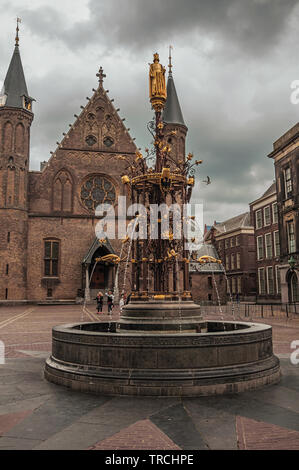 Kunstvolle Brunnen vor der gotischen Ridderzaal (Große Halle) in Den Haag. Ist eine Mischung aus historischen Stadt mit der Moderne in den Niederlanden. Stockfoto