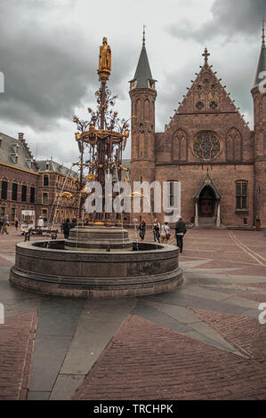 Kunstvolle Brunnen vor der gotischen Ridderzaal (Große Halle) in Den Haag. Ist eine Mischung aus historischen Stadt mit der Moderne in den Niederlanden. Stockfoto