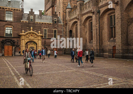 Die Menschen in den Binnenhof (Gotische öffentliche Gebäude) Innenhof in Den Haag. Ist eine Mischung aus historischen Stadt mit der Moderne in den Niederlanden. Stockfoto