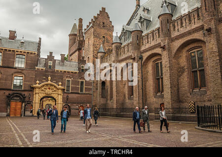 Die Menschen in den Binnenhof (Gotische öffentliche Gebäude) Innenhof in Den Haag. Ist eine Mischung aus historischen Stadt mit der Moderne in den Niederlanden. Stockfoto