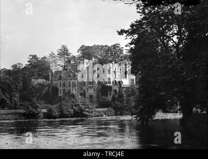 Über den Fluss Avon zu Kerle Cliffe Haus, Alte Milverton, Warwickshire. Foto wahrscheinlich in den 1920er Jahren genommen. Dies ist ein Glas negative und bildeten nur eine von 102 Negative mit der Aufschrift "Crich'. Alle stehen auf Alamy und kann unter dem Stichwort 'Crich 1920s' gefunden werden. Stockfoto