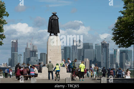 London England UK. Canary Wharf und die Statue von General Wolfe von Quebec fotografiert im Greenwich Park t London. Mai 2019 Stockfoto