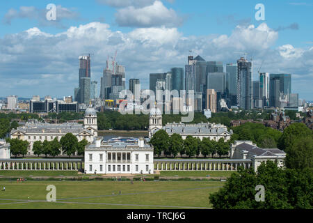 London England UK. Canary Wharf und Queen's House in Greenwich fotografiert von Greenwich Park in South East London. Mai 2019 Stockfoto